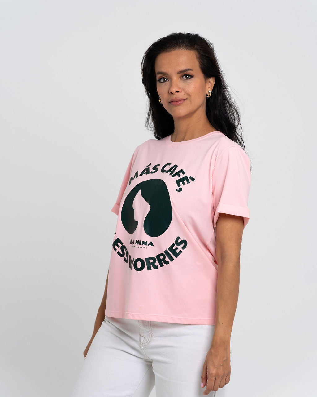Camiseta Más Café, Less Worries
