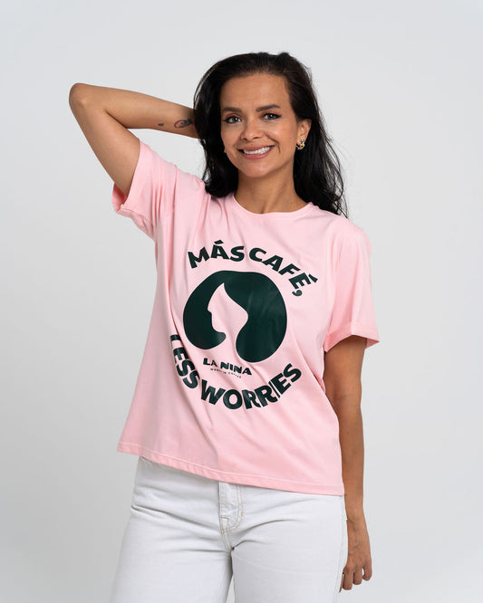 Camiseta Más Café, Less Worries